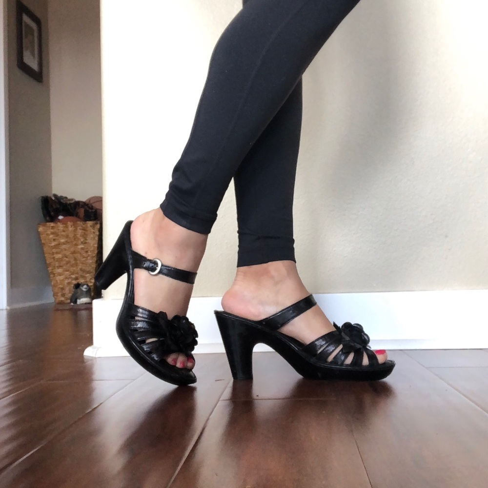Born leather sandals with flower 🌸 size 9